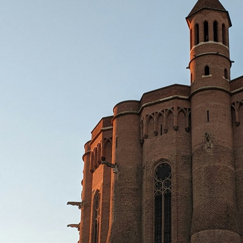 Édifice de brique et son clocher, à Albi