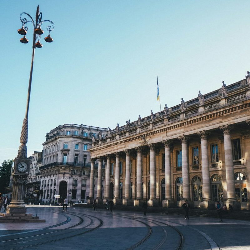 Édifice à colonnes et tour d’horloge, à Bordeaux
