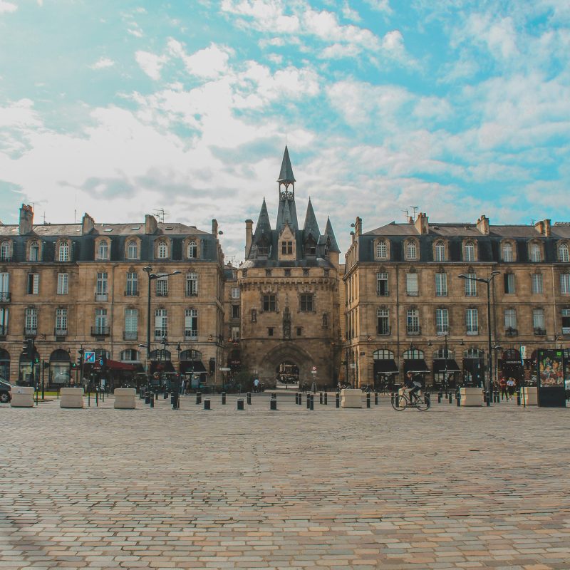 Édifice de pierre blonde, à Bordeaux