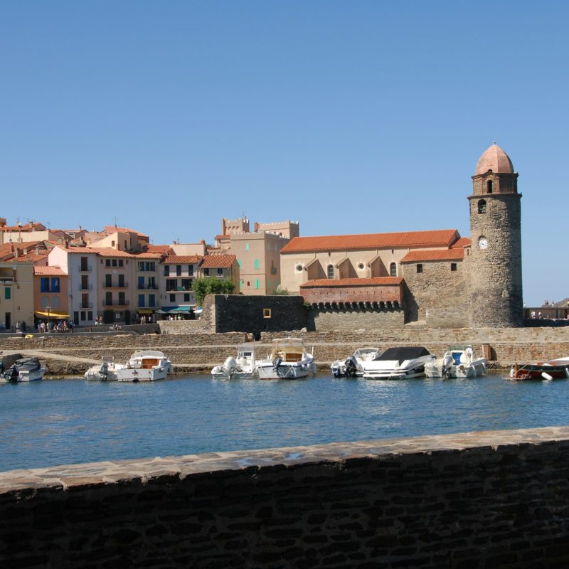 Bateaux et maisons dans la baie de Collioure