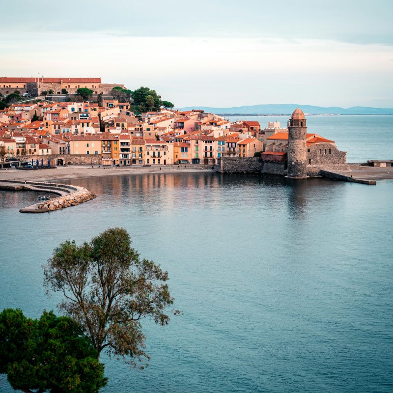 Le clocher de Collioure au bord de l’eau