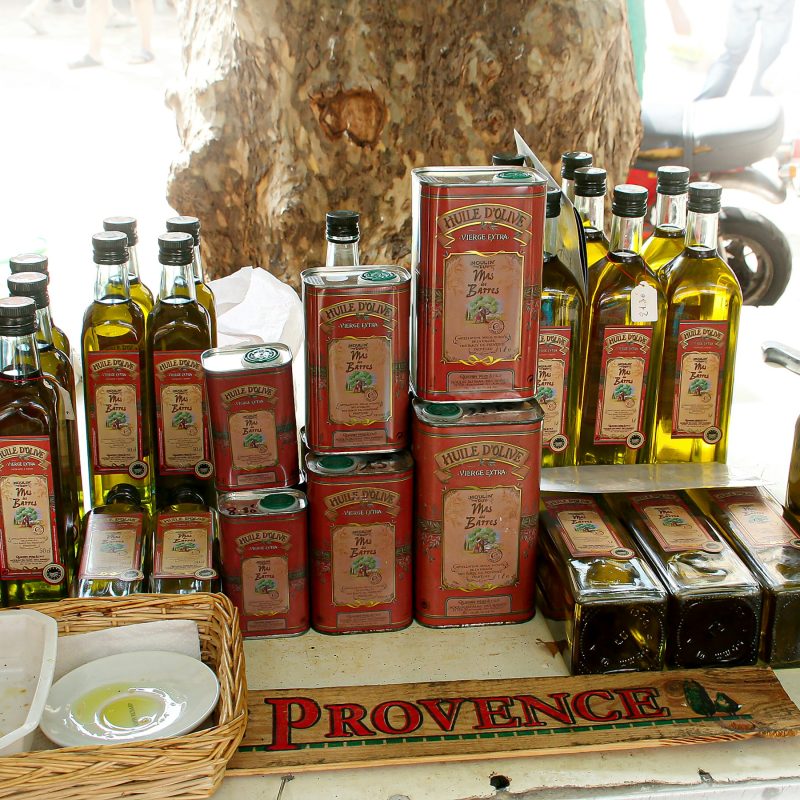 Bouteilles d’huile d’olive sur un marché
