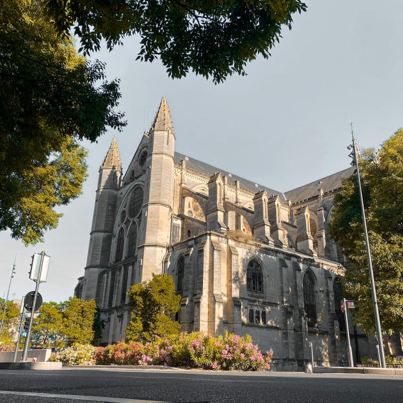 Une église et son clocher sous le soleil, à Nîmes