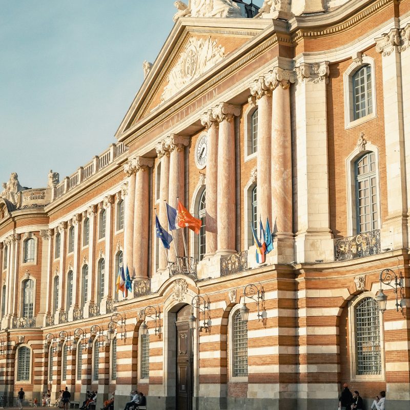 La façade du Capitole et ses drapeaux, à Toulouse