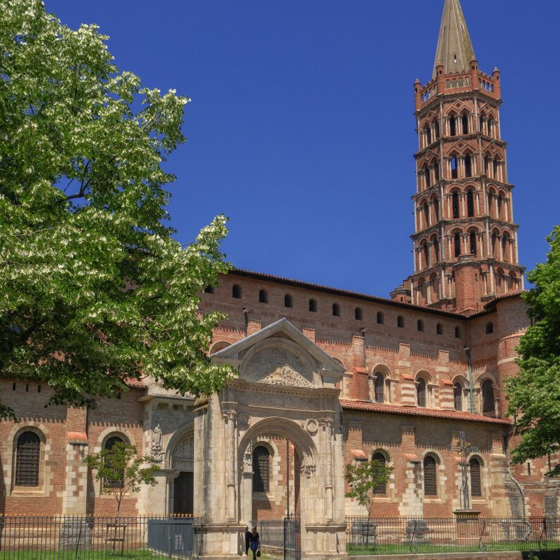 Un clocher de brique dans le ciel de Toulouse