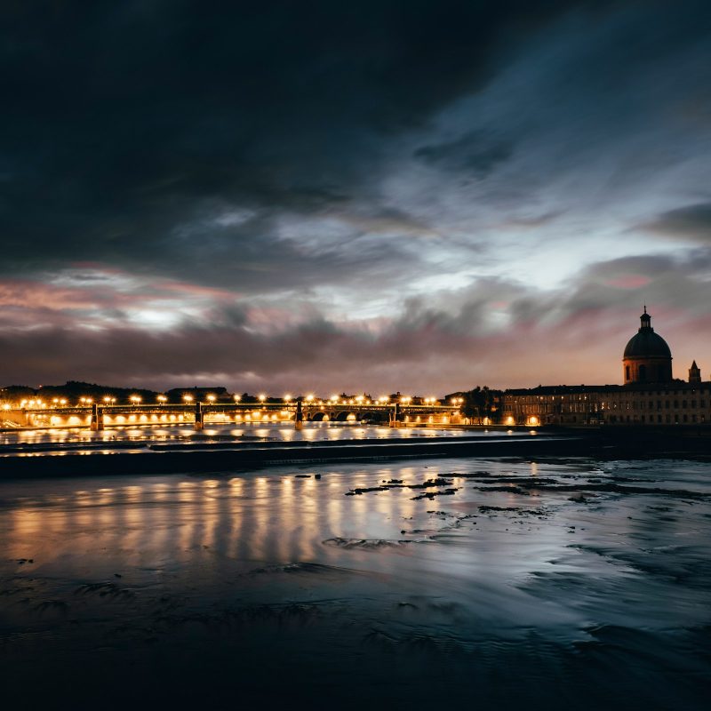 Silhouette de Toulouse à la tombée de la nuit