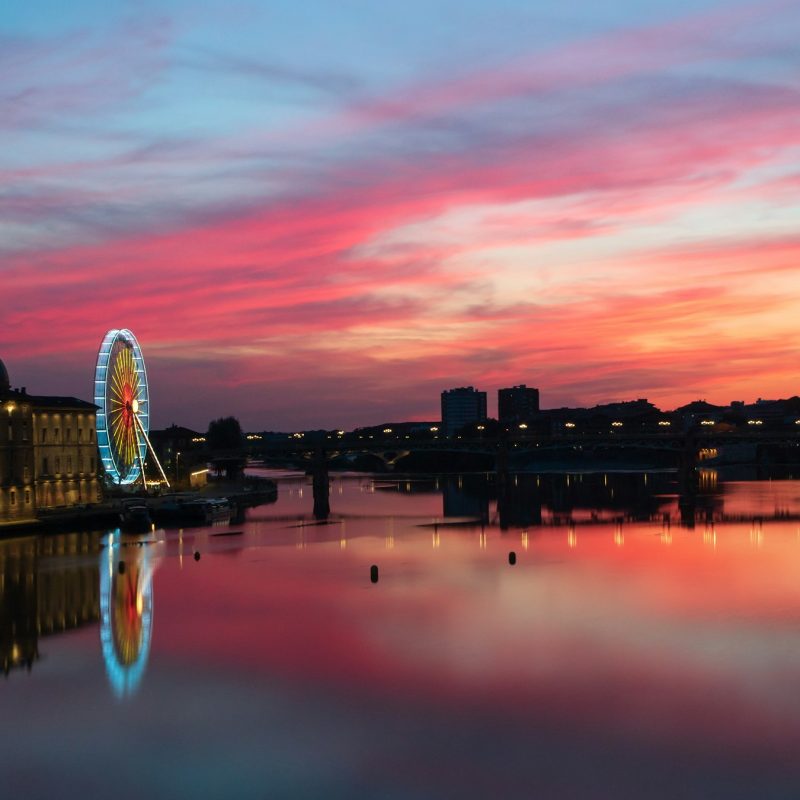 Bâtiments de brique au bord de la Garonne, à Toulouse