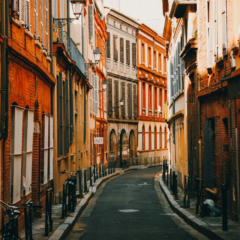 Promeneurs dans une rue du centre de Toulouse
